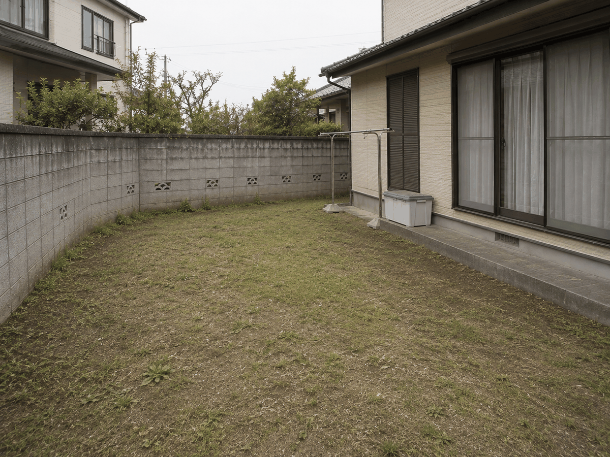 施工前：何も置かれていない庭