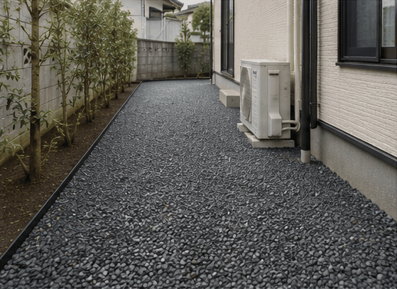 防草シートの上に砂利を敷いた通路まわり